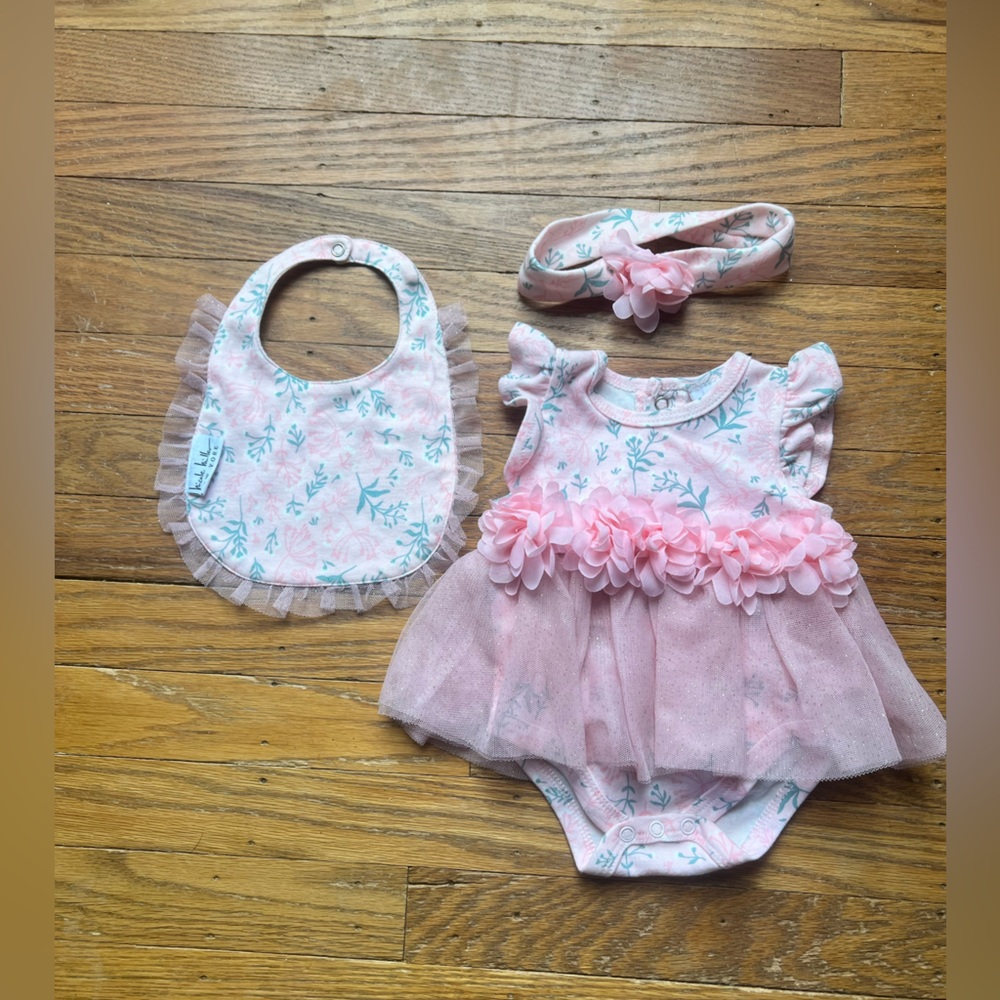 NWOT Pink Floral Baby Dress, Headband & Bib Set with tulle skirt size 0-3month